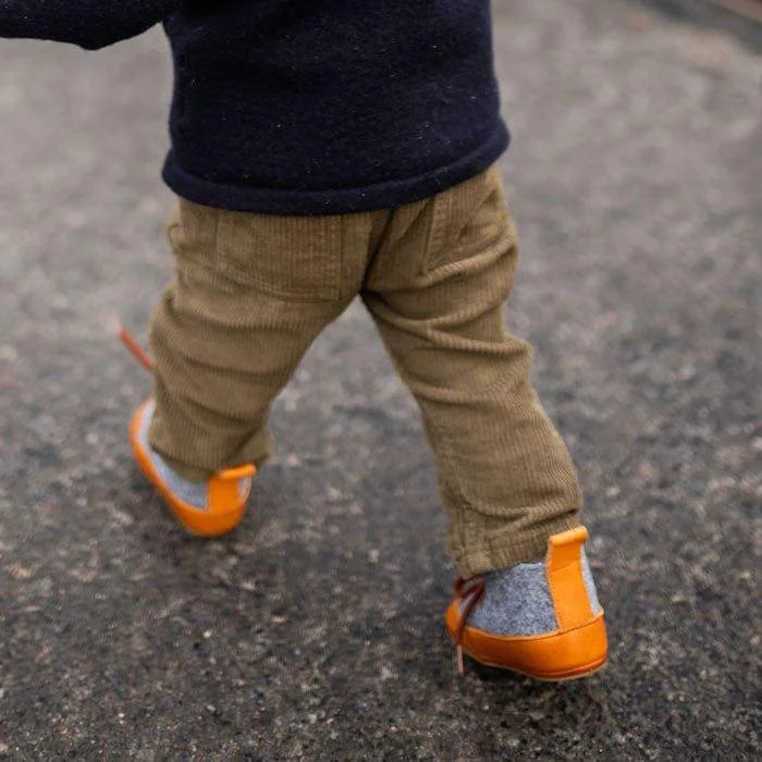 Lieblinge ökologische Lauflernschuhe schadstofffrei FILZBOOTIES für Laufstarter #farbe_cognac