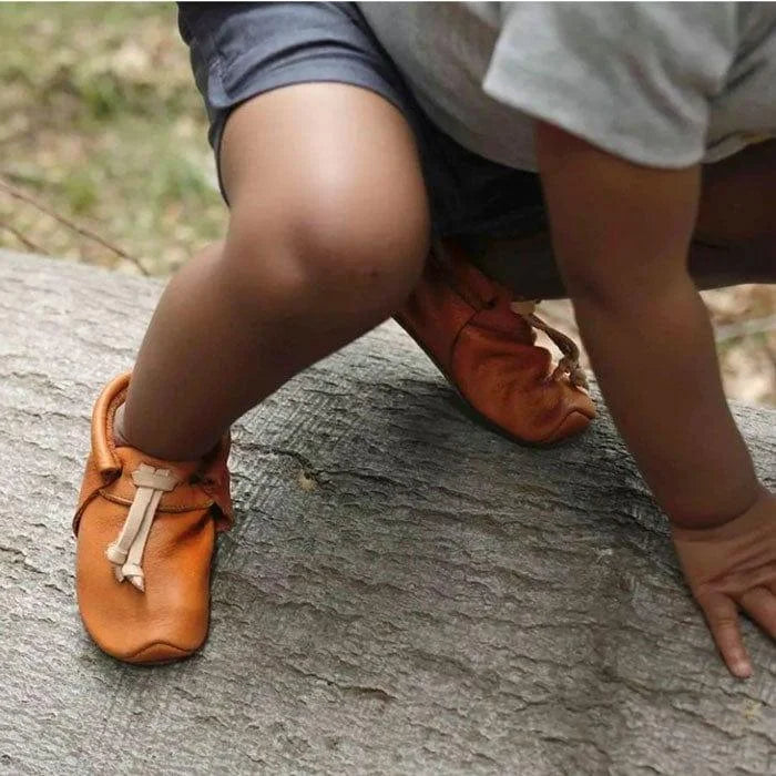 Lieblinge ökologische Lauflernschuhe schadstofffrei KNOTS für Krabbler mood #farbe_cognac