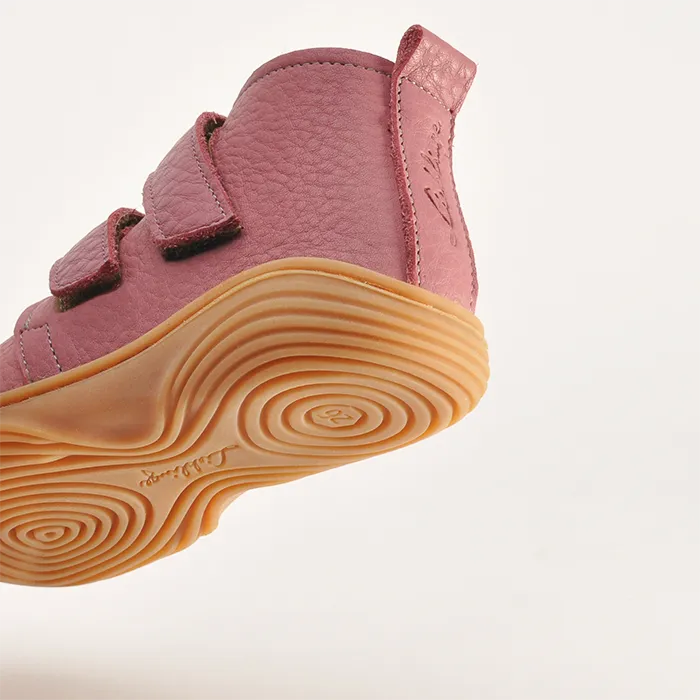 NOVO by Lieblinge ist die Innovation 2026 für Kinderbarfußschuhe. DIe einzigartige ultra-flexible Minilasohle ist aus bio-zertifiziertem Naturkautschuk. Das supersofte terracare® Leder ist schadstoffgeprüft und wasserfest. 100% Made in Germany #farbe_altrosa