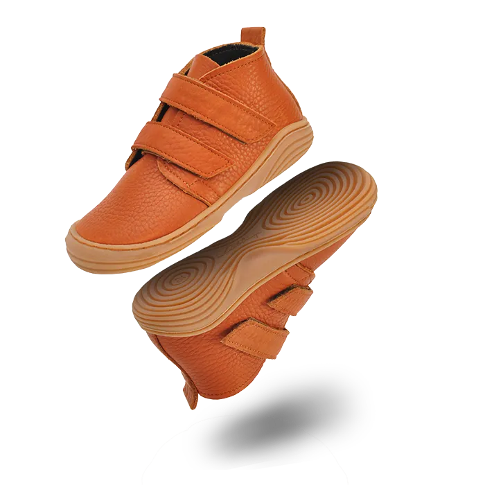 NOVO by Lieblinge ist die Innovation 2026 für Kinderbarfußschuhe. DIe einzigartige ultra-flexible Minilasohle ist aus bio-zertifiziertem Naturkautschuk. Das supersofte terracare® Leder ist schadstoffgeprüft und wasserfest. 100% Made in Germany #farbe_cognac