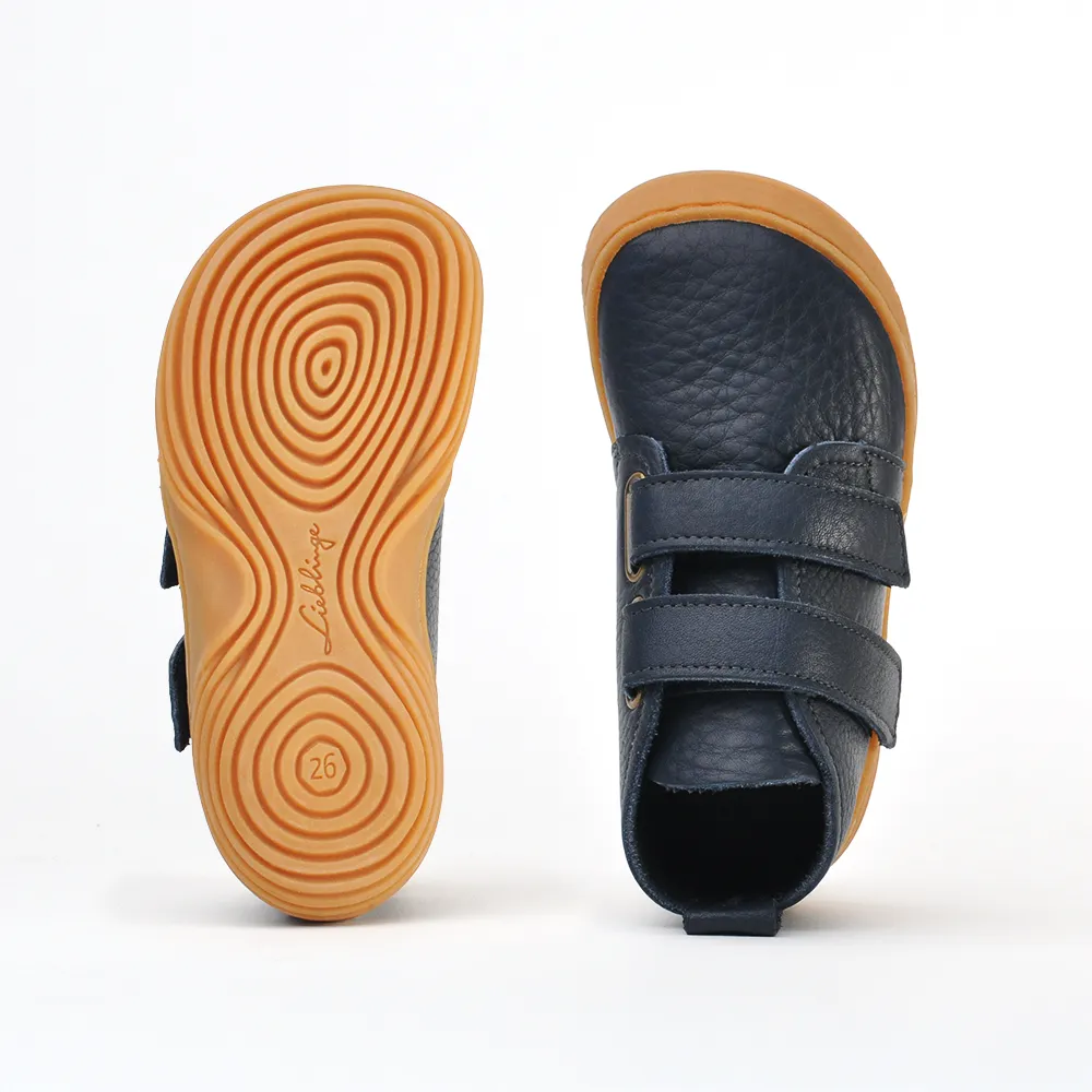 NOVO by Lieblinge ist die Innovation 2026 für Kinderbarfußschuhe. DIe einzigartige ultra-flexible Minilasohle ist aus bio-zertifiziertem Naturkautschuk. Das supersofte terracare® Leder ist schadstoffgeprüft und wasserfest. 100% Made in Germany #farbe_navy