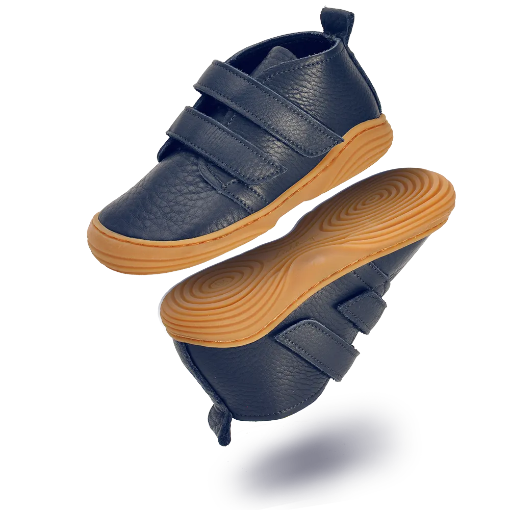 NOVO by Lieblinge ist die Innovation 2026 für Kinderbarfußschuhe. DIe einzigartige ultra-flexible Minilasohle ist aus bio-zertifiziertem Naturkautschuk. Das supersofte terracare® Leder ist schadstoffgeprüft und wasserfest. 100% Made in Germany #farbe_navy