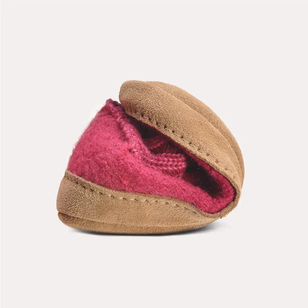 Lieblinge Kinderhausschuh aus 100% Bio-Wollwalk. Perfekt temperiert und kuschelig warm durch 100% reine Wolle. Super leicht, super flexibel, Laufen wir barfuß. Mach Dein Kind zum Fußhelden. #farbe_himbeer