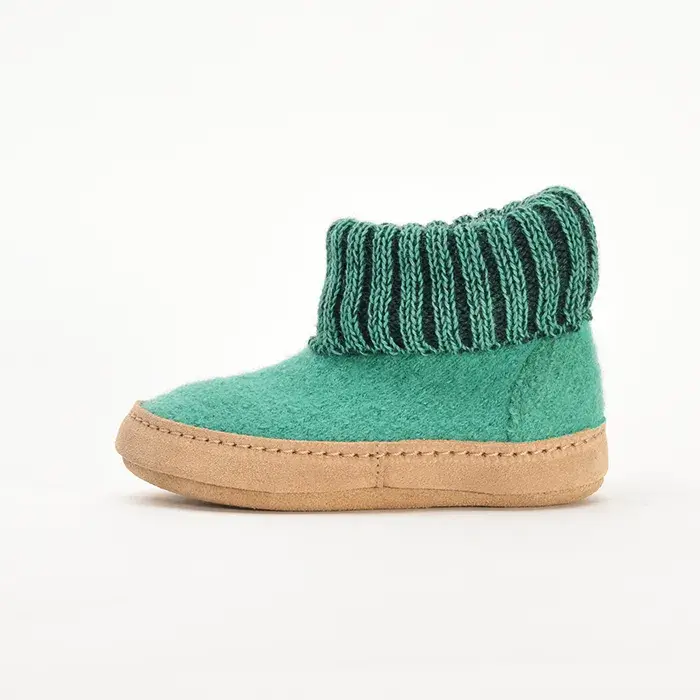 Lieblinge Kinderhausschuh aus 100% Bio-Wolle. Ökologisch und schadstoffgeprüft. Handmade by Lieblinge. Natur Wollwalk hält kleine Füße perfekt temperiert. Für die natürlichste Wärme im Winter. #farbe_peppermint