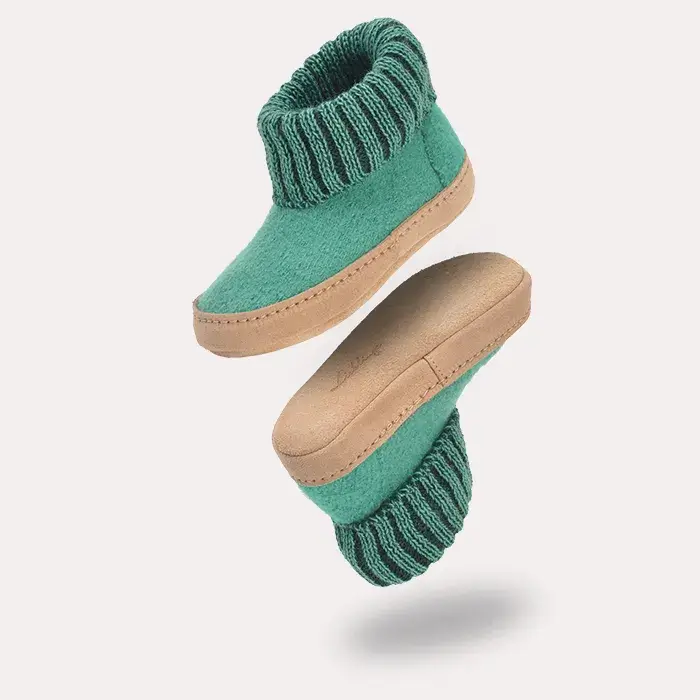 Lieblinge Kinderhausschuh aus 100% Bio-Wolle. Unser Natur Wollwalk hält kleine Füße perfekt temperiert und warm. Schenke kleinen Füßen die natürlichste Wärme im Winter. #farbe_peppermint