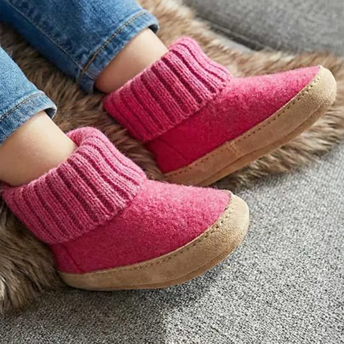 Lieblinge kuschlioger warmer Hausschuh für Kinder aus 100% Bio Wolle. Wollwalk in höchster Qualität in der Farbe himbeer. Perfekt temperiert und warm. Schenke kleinen Füßen den schönsten Winter. #farbe_himbeer