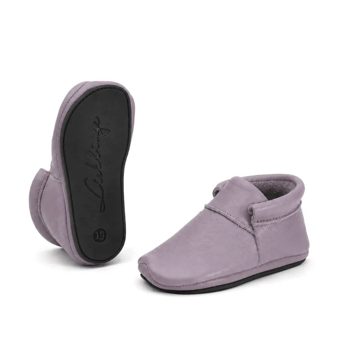 Lieblinge ökologische Kinderbarfußschuhe für die ersten Schritte. Von Hand gefertigt in Berlin von Nadine Klein. Schadstoffgeprüftes Naturleder und Naturkautschuksohle 100% Made in Germany #farbe_fliedergrau