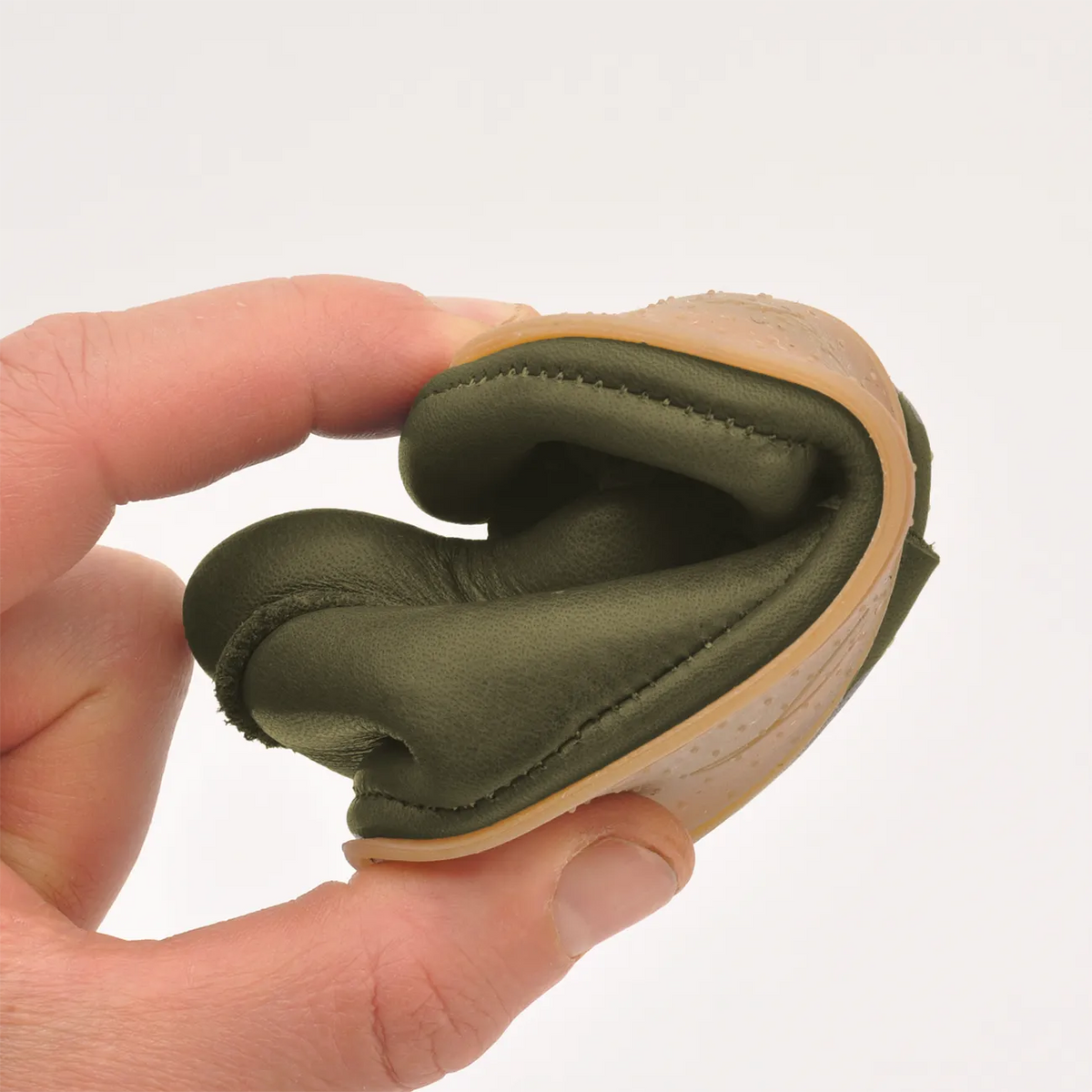 Lieblinge ökologische Kinderbarfußschuhe für die allerersten Schritte. Gefertigt in Berlin von Kinderfußexpertin Nadine Klein. Ökologisch gegerbtes und schadstoffgeprüftes Naturleder. 100% Made in Germany #farbe_khaki