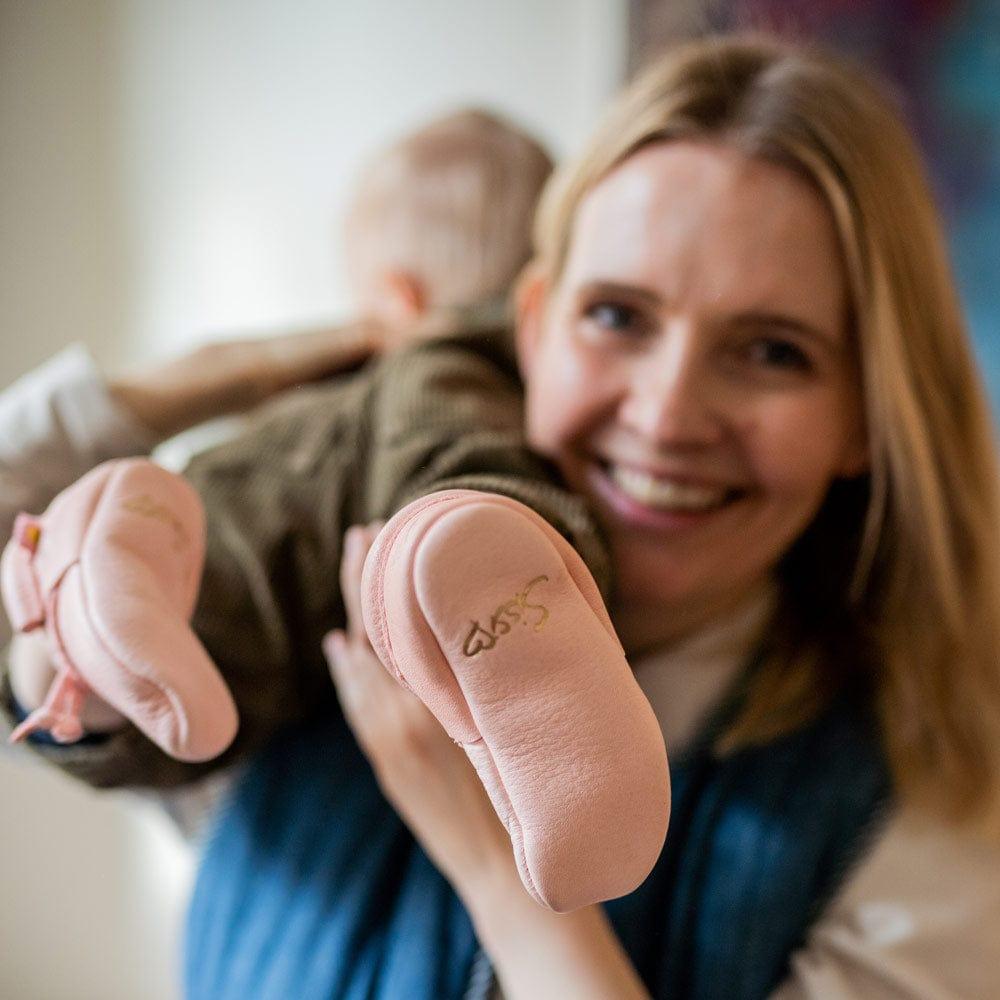 Lieblinge Barfußschuhe Sissi  Rasche Krabbelschuh rosa Sissi mit Tochter freut sich mit goldenem Logo