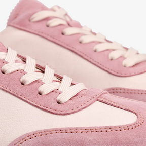 Lieblinge Barfußschuhe für Erwachsene.  Barfuß Sneaker in rosa mit violett. Moderne Silhouette mit stilvollem Design. Hochweriges Leder, handmade in Portugal. Tolle LEderstruktur mit weißen Schnürsenkeln