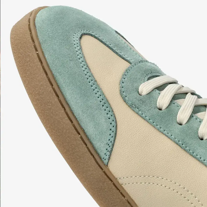 Lieblinge Barfußschuhe für Erwachsene. Groundies Barfuß Sneaker rin der Farbe sage - beige. Wunderschöne Silhouette zeitgeistiges Design mit tollem style.  Detailaufnahme des Leders und der naturfarbenen Barfuß Gummisohle. Handmade in Portugal
