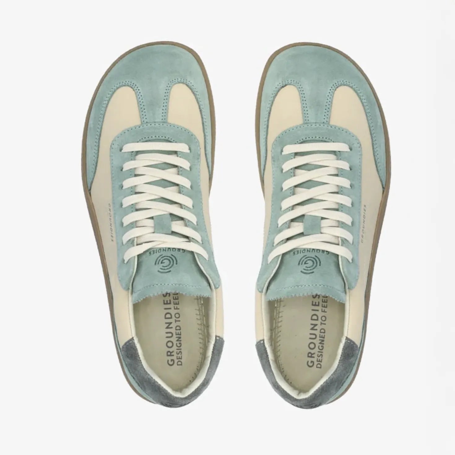 Lieblinge Barfußschuhe für Erwachsene. Groundies Barfuß Sneaker rin der Farbe sage - beige. Wunderschöne Silhouette zeitgeistiges Design mit tollem style. Model sitzt mit einer tollen, schlichten beigefarbenen Hose. Handmade in Portugal.
