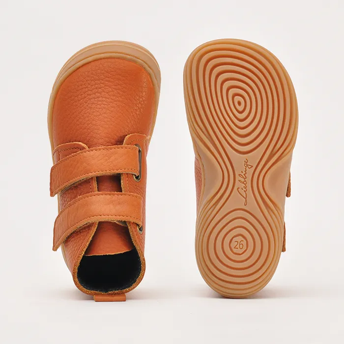 NOVO by Lieblinge ist die Innovation 2026 für Kinderbarfußschuhe. DIe einzigartige ultra-flexible Minilasohle ist aus bio-zertifiziertem Naturkautschuk. Das supersofte terracare® Leder ist schadstoffgeprüft und wasserfest. 100% Made in Germany #farbe_cognac