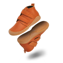 NOVO by Lieblinge ist die Innovation 2026 für Kinderbarfußschuhe. DIe einzigartige ultra-flexible Minilasohle ist aus bio-zertifiziertem Naturkautschuk. Das supersofte terracare® Leder ist schadstoffgeprüft und wasserfest. 100% Made in Germany #farbe_cognac