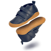 NOVO by Lieblinge ist die Innovation 2026 für Kinderbarfußschuhe. DIe einzigartige ultra-flexible Minilasohle ist aus bio-zertifiziertem Naturkautschuk. Das supersofte terracare® Leder ist schadstoffgeprüft und wasserfest. 100% Made in Germany #farbe_navy