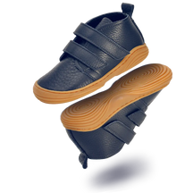 NOVO by Lieblinge ist die Innovation 2026 für Kinderbarfußschuhe. DIe einzigartige ultra-flexible Minilasohle ist aus bio-zertifiziertem Naturkautschuk. Das supersofte terracare® Leder ist schadstoffgeprüft und wasserfest. 100% Made in Germany #farbe_navy