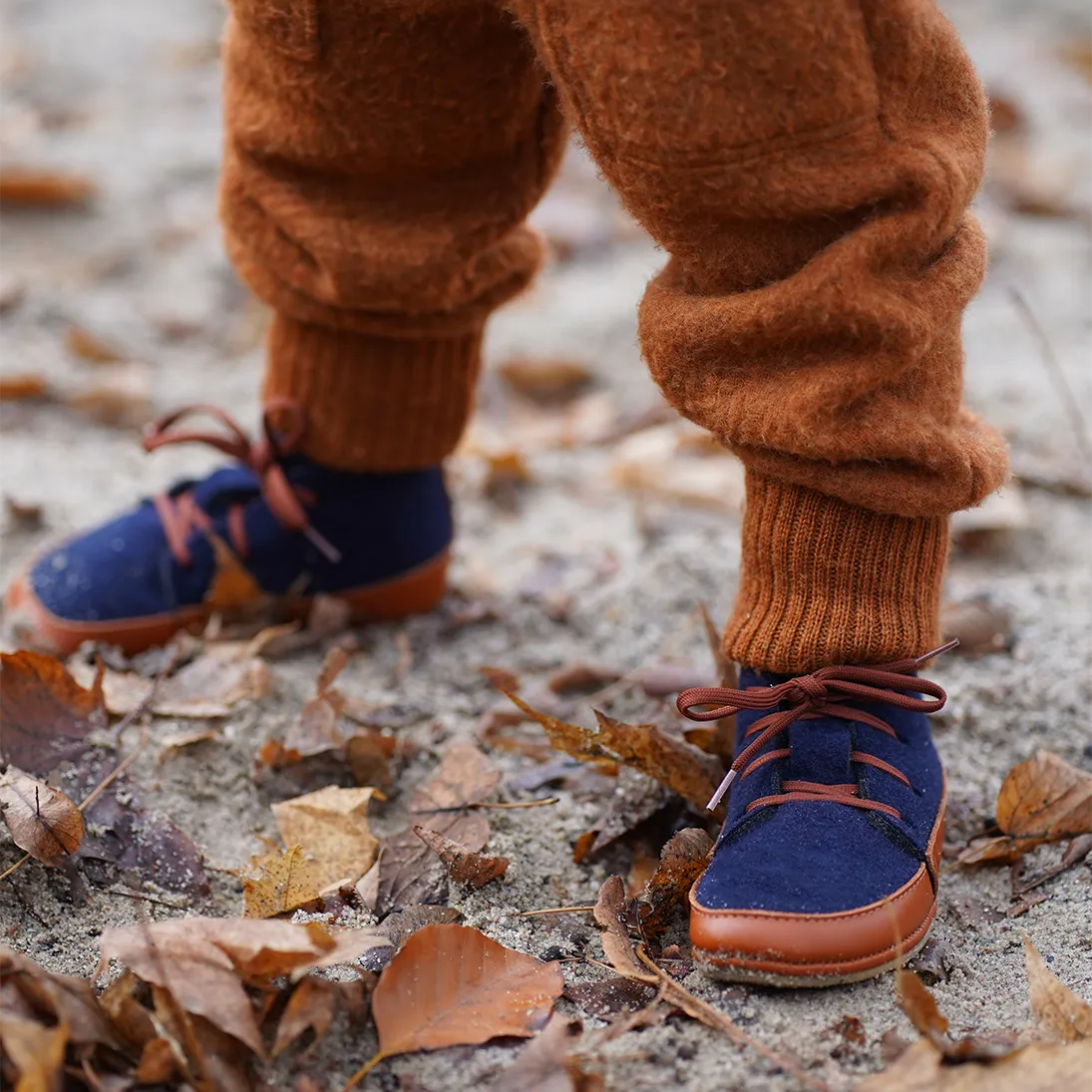 Lieblinge Barfußschuh für Kinder von 1-5 Jahre. Schadstofffreie Materialien, 100% Made in Germany, Dunkelblauer Filz mit caramelfarbenem Öko- Naturleder
