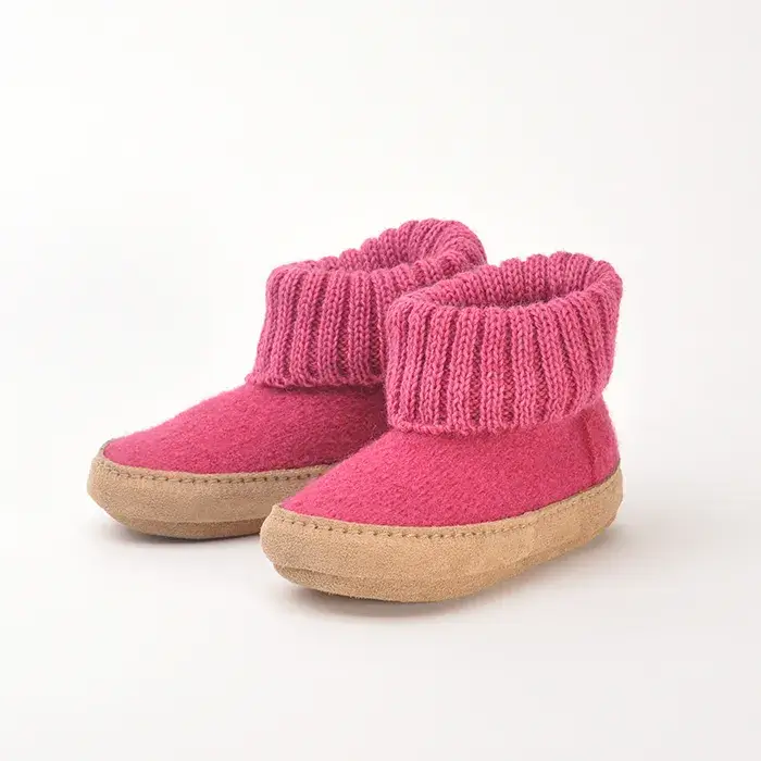 Lieblinge Kinderhausschuh aus 100% Bio Wolle. Wollwalk in höchster Qualität in der Farbe himbeer. Perfekt temperiert und warm. Schenke kleinen Füßen den schönsten Winter. #farbe_himbeer