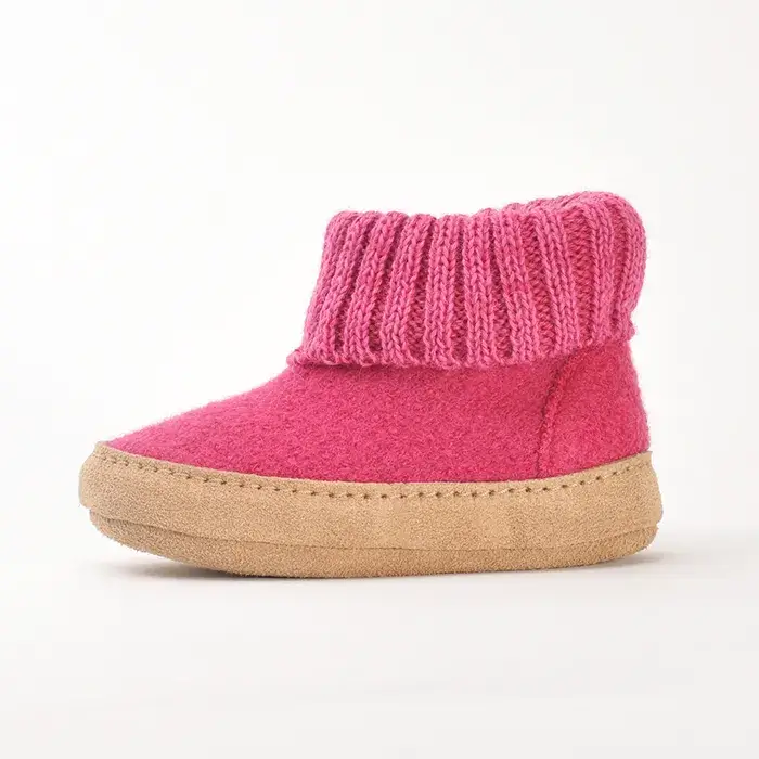 Lieblinge Kinderhausschuh aus 100% Bio-Wollwalk. ImmerPerfekt temperiert und warm. Dein Kind hat das Beste verdient. Warme Füße mit Barfußgefühl.
 #farbe_himbeer