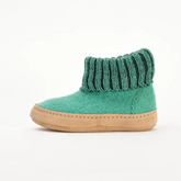 Lieblinge Kinderhausschuh aus 100% Bio-Wolle. Ökologisch und schadstoffgeprüft. Handmade by Lieblinge. Natur Wollwalk hält kleine Füße perfekt temperiert. Für die natürlichste Wärme im Winter.  #farbe_peppermint