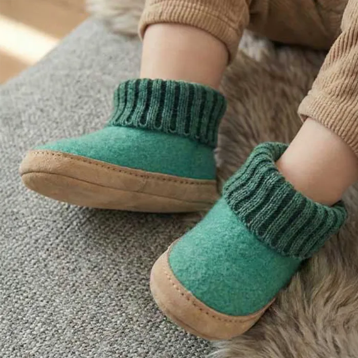Lieblinge kuschlioger warmer Hausschuh für Kinder aus 100% Bio Wolle. Wollwalk in höchster Qualität in der Farbe peppermint. Perfekt temperiert und warm. Schenke kleinen Füßen den schönsten Winter. #farbe_peppermint
