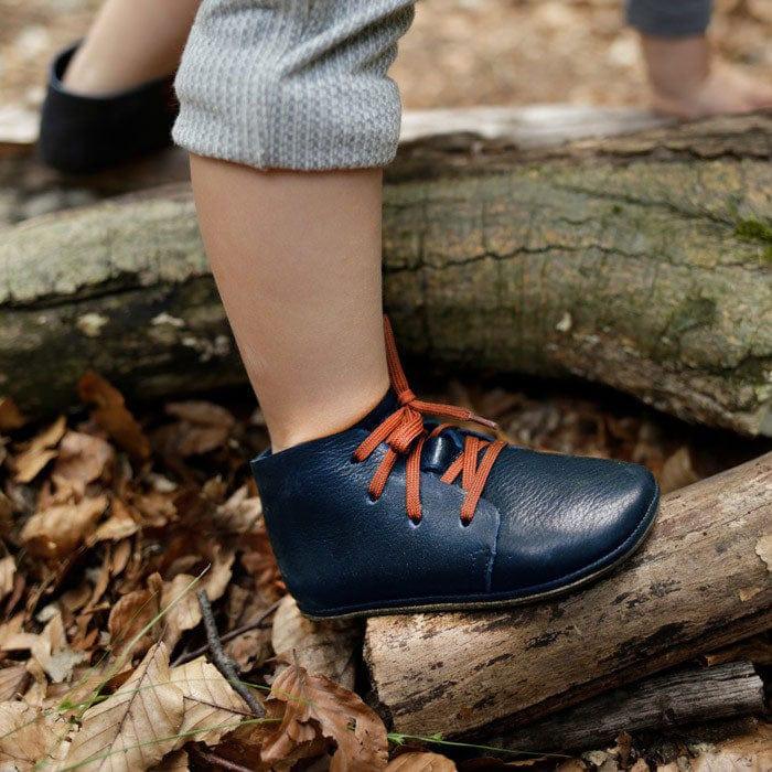 Lieblinge ökologische  Lauflernschuhe schadstofffrei DESERTBOOTS für Laufstarter am Fuß im Wald #farbe_navy