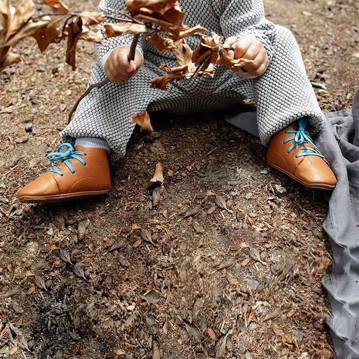 Lieblinge nachhaltige  Kinderbarfußschuhe DESERTBOOTS  für Läufer grau mood  #farbe_cognac